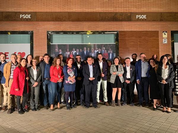 Los candidatos y candidatas socialistas a las puertas de la sede del partido.