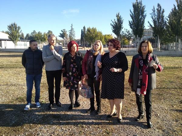 Teresa Jiménez y otros representantes socialistas en su visita a Albolote.