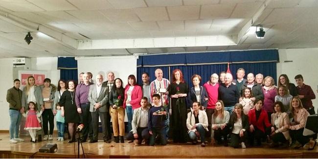 Foto de familia de los asistentes al acto de homenaje del PSOE de Lanjarón.