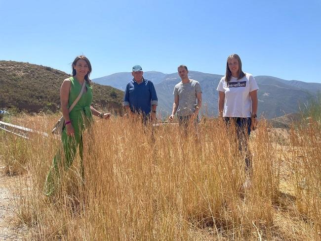 Gerardo Sánchez y Olga Manzano con representantes del PSOE en la Alpujarra.