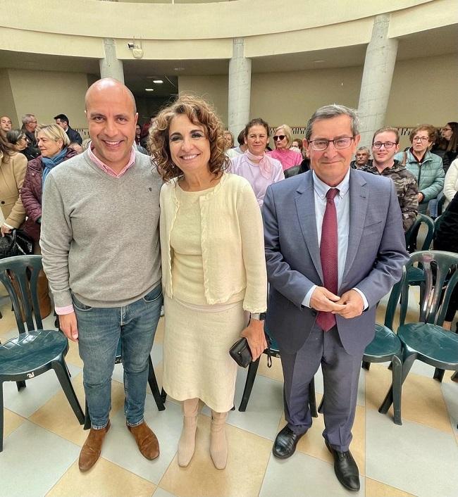 María Jesús Montero, junto a Nazario Montes y Pepe Entrena.
