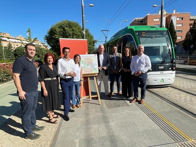 Socialistas, este lunes junto al Metro en el Zaidín.