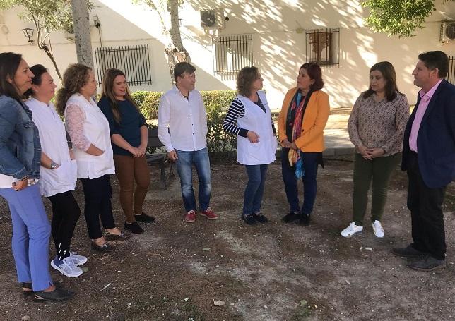 Socialistas reunidos con mujeres rurales. Socialistas reunidos con mujeres rurales.
