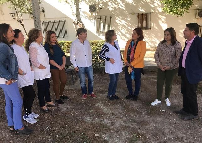 Socialistas reunidos con mujeres rurales.