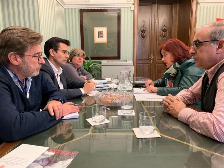 Elvira Ramón y José Martínez Olmos en la reunión con el equipo socialista de la capital.