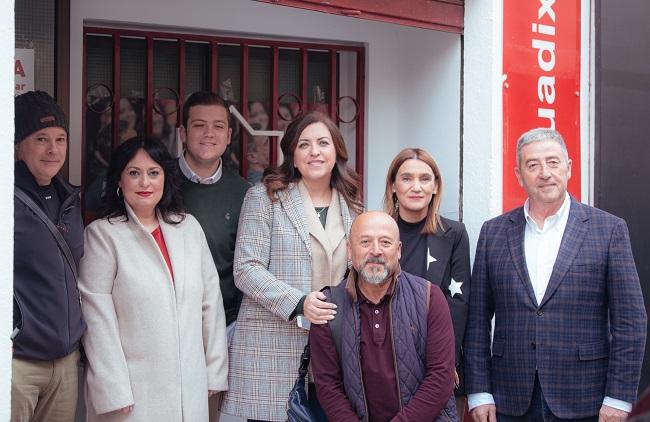 Olga Manzano, con representantes socialista de la comarca de Guadix. 