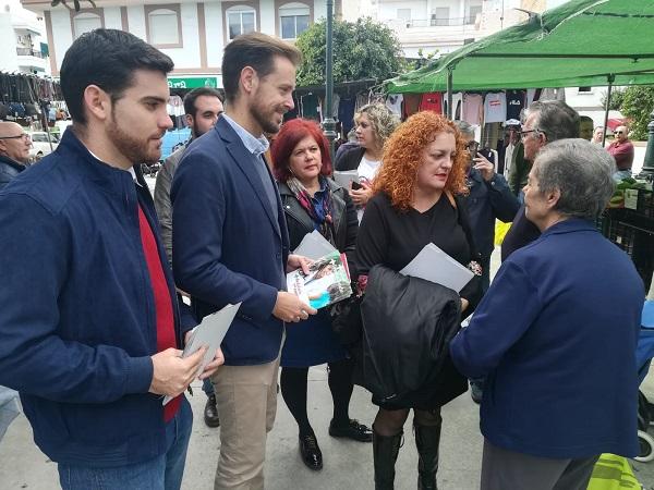 Martín Arcos, con la alcaldesa de Salobreña y otros representantes socialistas, en su visita a la localidad.