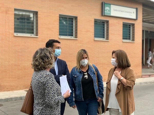 Los representantes socialistas, este lunes, en el centro de salud de La Chana.