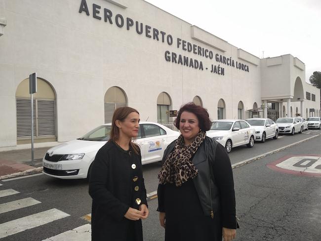 Olga Manzano y Teresa Jiménez, en el Aeropuerto de Granada.