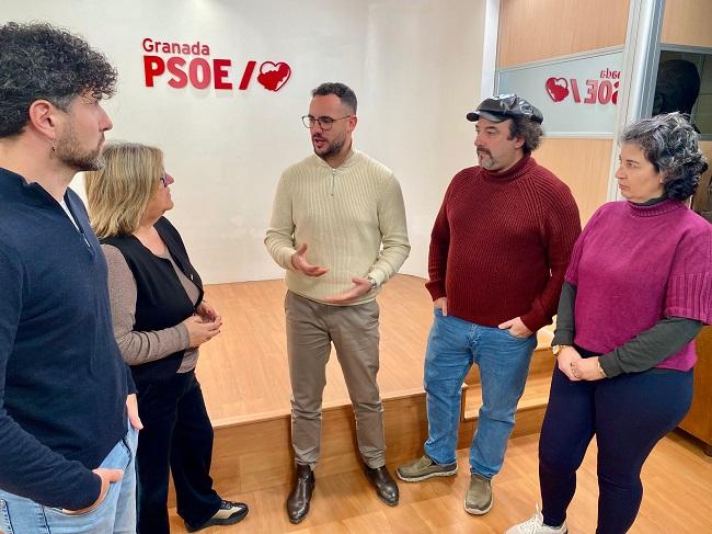 El portavoz socialista en Las Gabias con otros ediles socialistas y la secretaria de Organización provincial.
