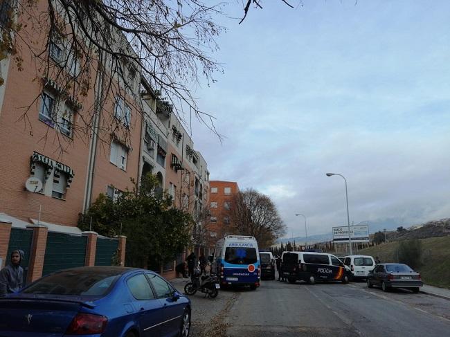 Calle Matilde Cantos, donde ha ocurrido el crimen machista, con las dotaciones policiales. 