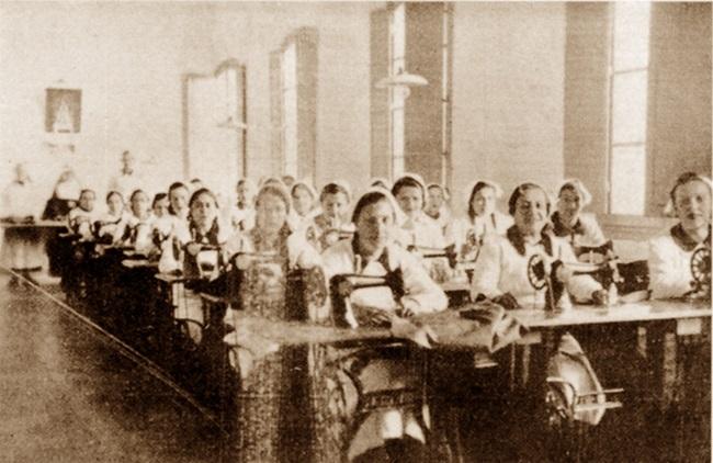Taller de la Cárcel de Amorebieta con la vigilancia de las monjas (ver al fondo una de las monjas encargadas).