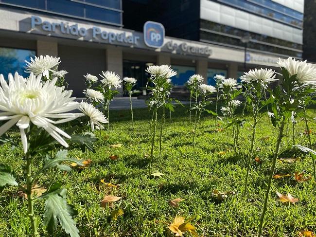 El PP depositó flores en memoria de las víctimas de violencia de género.