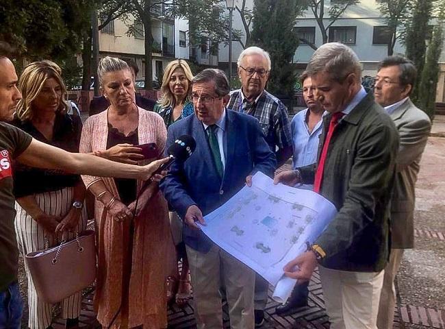 Carmen Lidia Reyes y Luis González con otros ediles del PP en la capital.