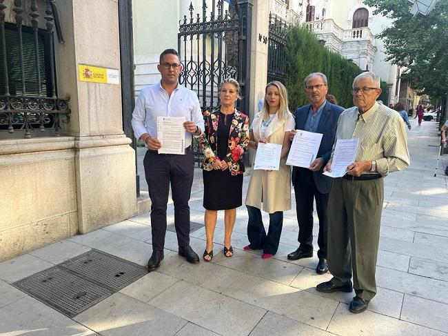 Alcaldes de los municipios afectados con la portavoz del PP en la Diputación.