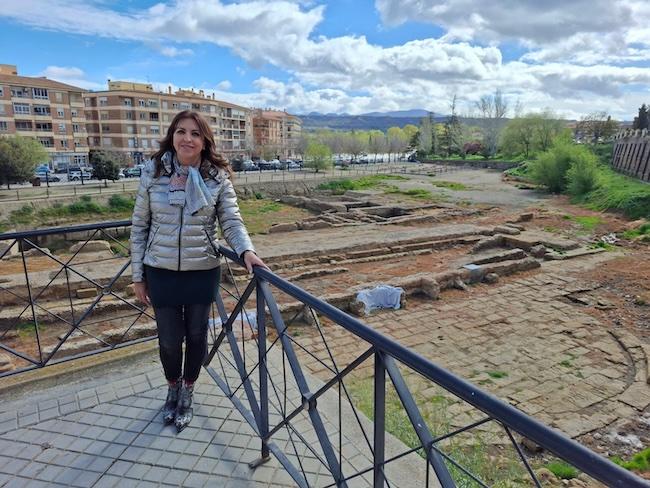 Belén Porcel, ente el Teatro romano de Guadix.