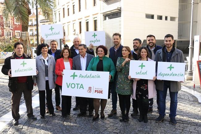 La candidatura socialista, este viernes a las puertas del Centro Lorca.