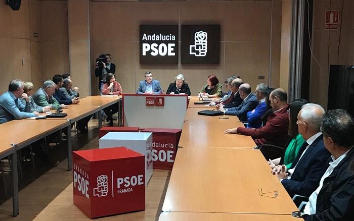 Un momento de la reunión. Un momento de la reunión.