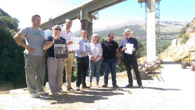 Los socialistas ante el puente Quebrada