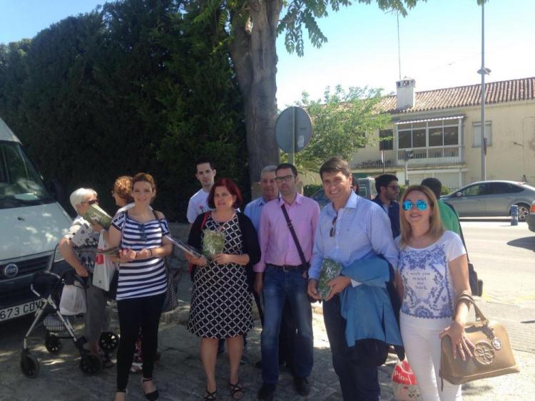 Elvira Ramón con el alcalde de Baza y otros socialistas en la campaña informativa. Elvira Ramón con el alcalde de Baza y otros socialistas en la campaña informativa.