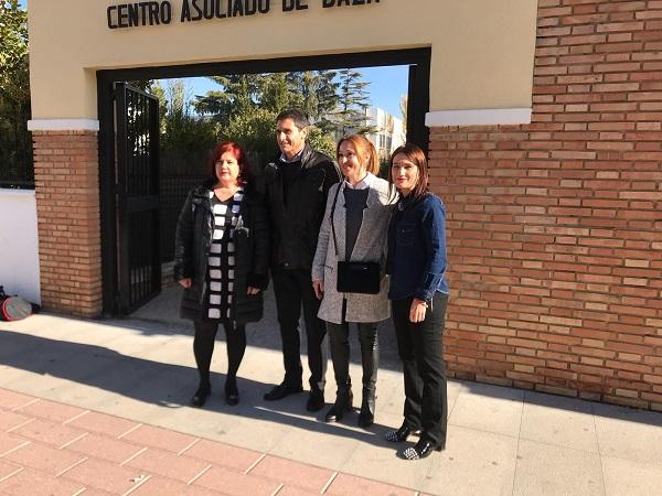 Representantes socialistas en la sede de la UNED en Baza.