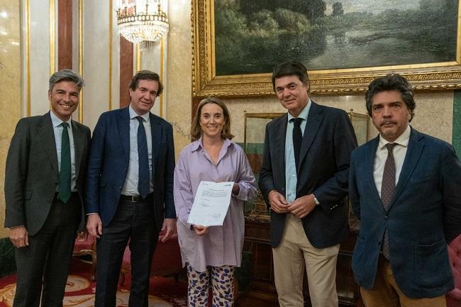 Carlos Rojas, con Pablo Hispan y Cuca Gamarra, entre otros representantes de su grupo.