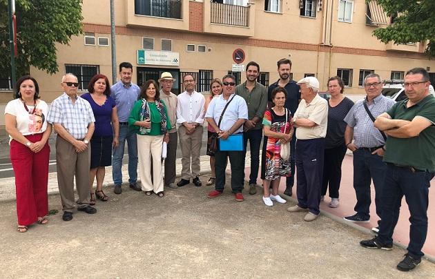 Representantes socialistas, con vecinos en el Cerrillo de Maracena. 