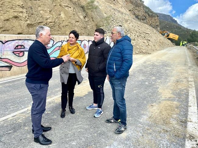 Villegas y Garzón, con representantes socialistas locales en la carretera de Güéjar Sierra.