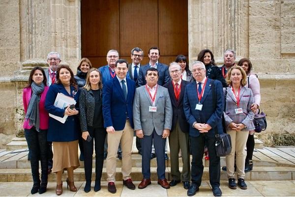 Parlamentarios del PP con representantes del sector turístico granadino en el Parlamento.