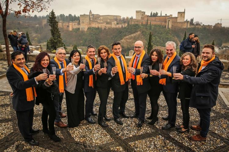 Foto de familia de Ciudadanos en el Mirador de San Nicolás. 