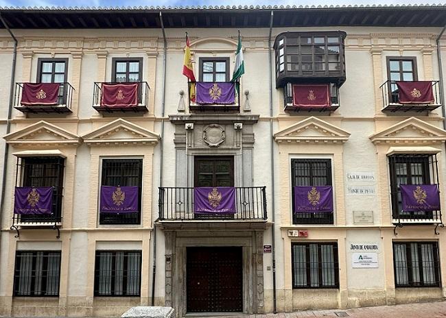 Fachada del edificio que alberga el Consejo Escolar y la sede de la IAM.