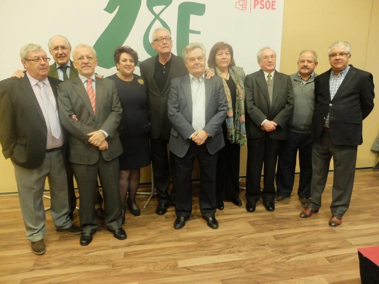 Rafael Escuredo y Teresa Jiménez con los homenajeados. Rafael Escuredo y Teresa Jiménez con los homenajeados.