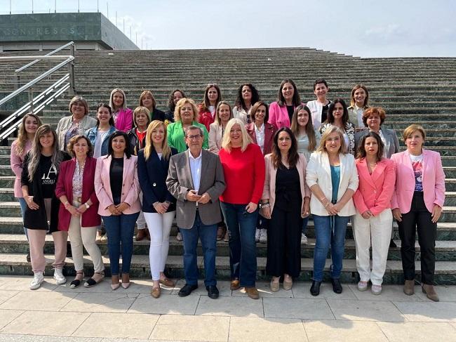 Candidatas socialistas de la provincia, junto a Entrena.