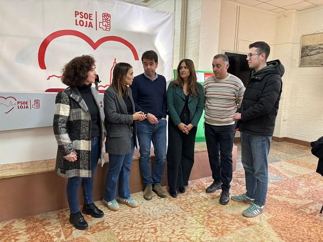 Olga Manzano y Remedios Gámez con los representantes del PSOE de Loja.