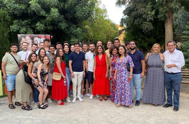 María Jesús Montero junto a los participantes en el acto de La Zubia. 