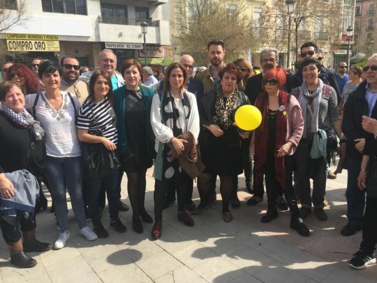 Teresa Jiménez con otros representantes socialistas al inicio de la manifestación.