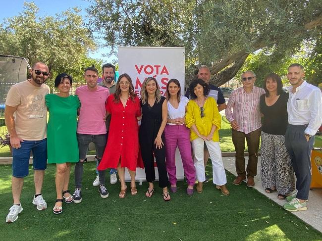 María Márquez, en el centro de la imagen, con representantes socialistas.