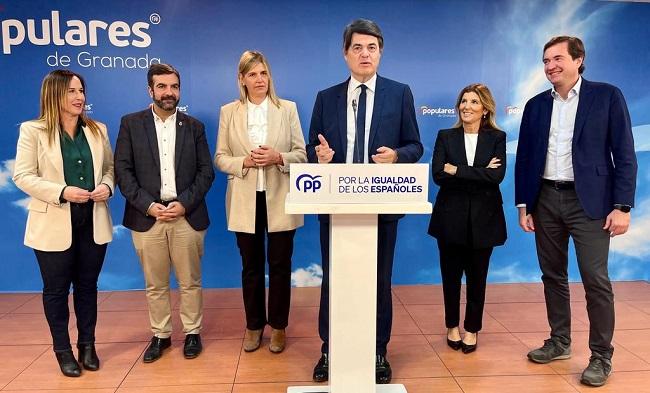 Rojas, con otros representantes del PP, durante la rueda de prensa.