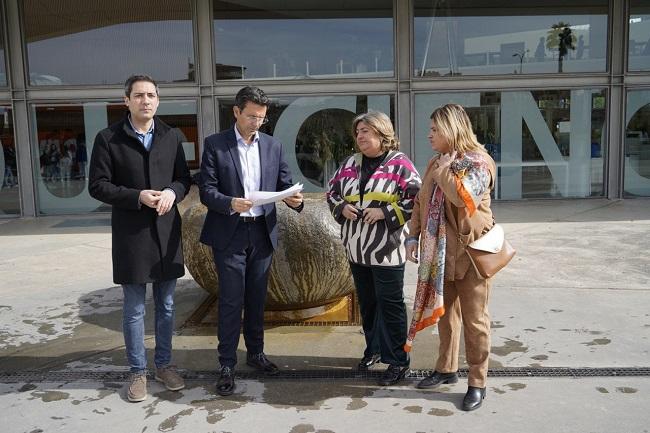 Cuenca, junto a los ediles socialistas, a las puertas del Parque. 