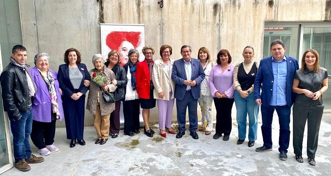 Entrena, Manzano y Muñoz con las mujeres premiadas y los secretarios de CCOO, UGT, sindicatos también galardonados.