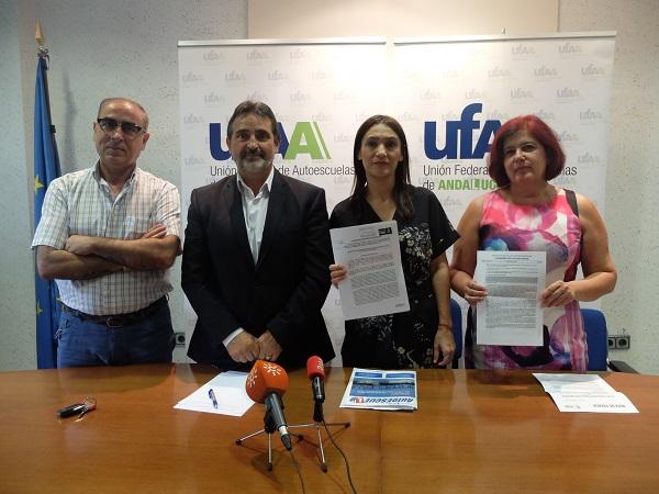 Los representantes socialista con el representante de las autoescuelas. Los representantes socialista con el representante de las autoescuelas.