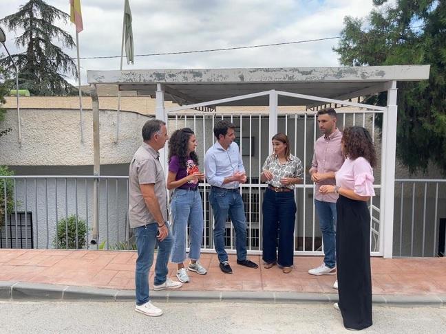 Olga Manzano junto a los representantes del PSOE de Loja. 