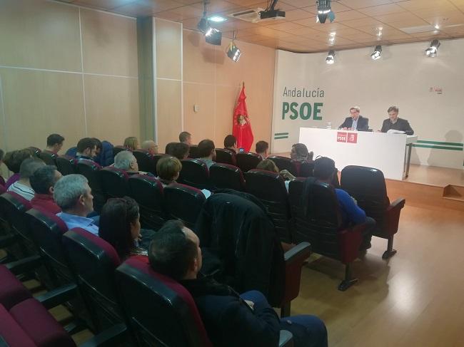 El consejero de Medio Ambiente durante el encuentro con los socialistas granadinos. El consejero de Medio Ambiente durante el encuentro con los socialistas granadinos.