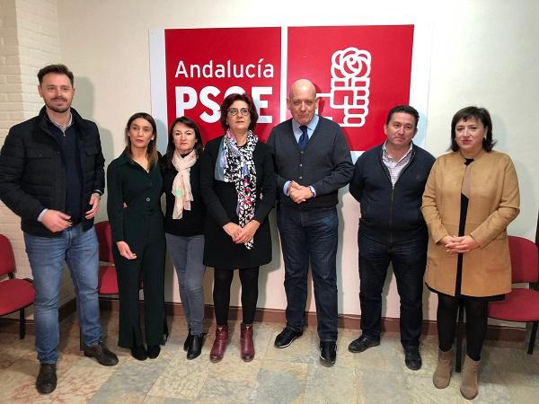 Parlamentarios socialistas con representantes municipales de la comarca.