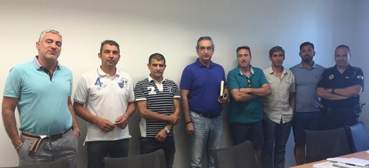 José Antonio Moreno (cuarto por la izquierda) con representantes de UGT, SIPLG, SIP-AN, y CSIF.