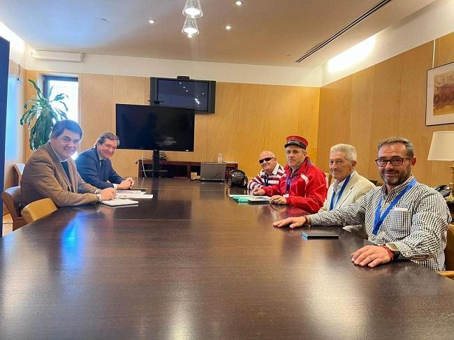 Carlos Rojas y Pablo Hispán con los representantes de los colectivos por el tren.