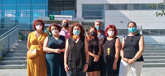 Las representantes socialistas, junto al Hospital de Loja.