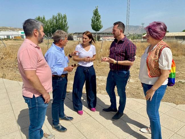 Olga Manzano junto a socialistas de Baza.