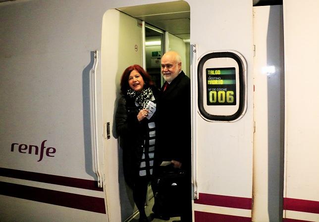 Elvira Ramón y Gregorio Cámara suben al primer Talgo hacia Madrid.