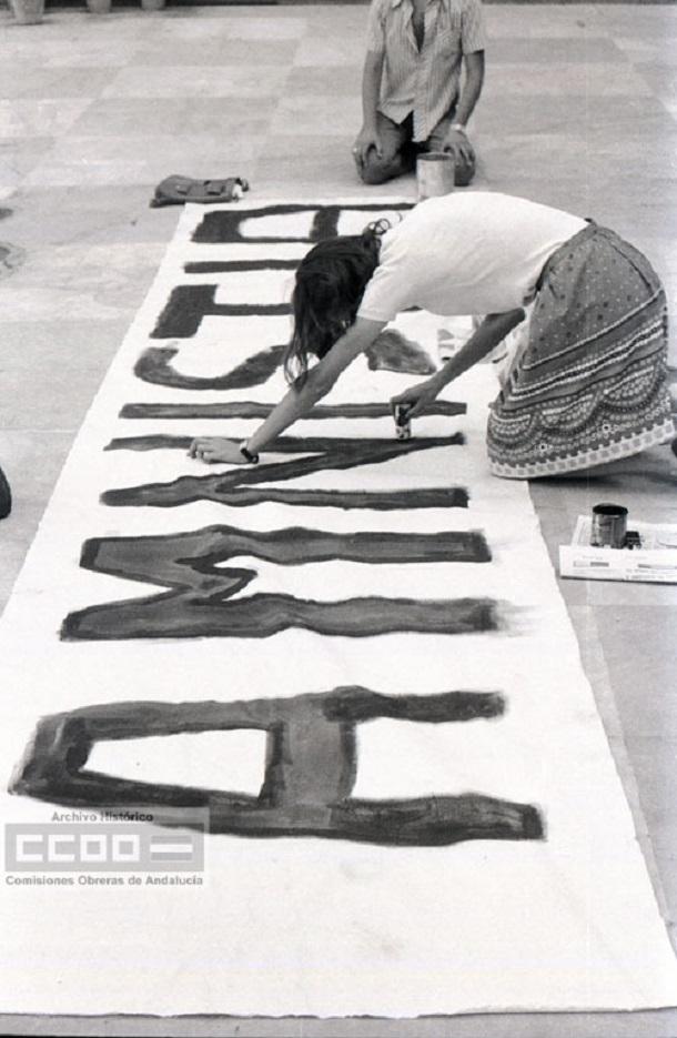 Estudiante preparando una pancarta para la manifestación por la Amnistía. Sevilla, julio de 1976. 
